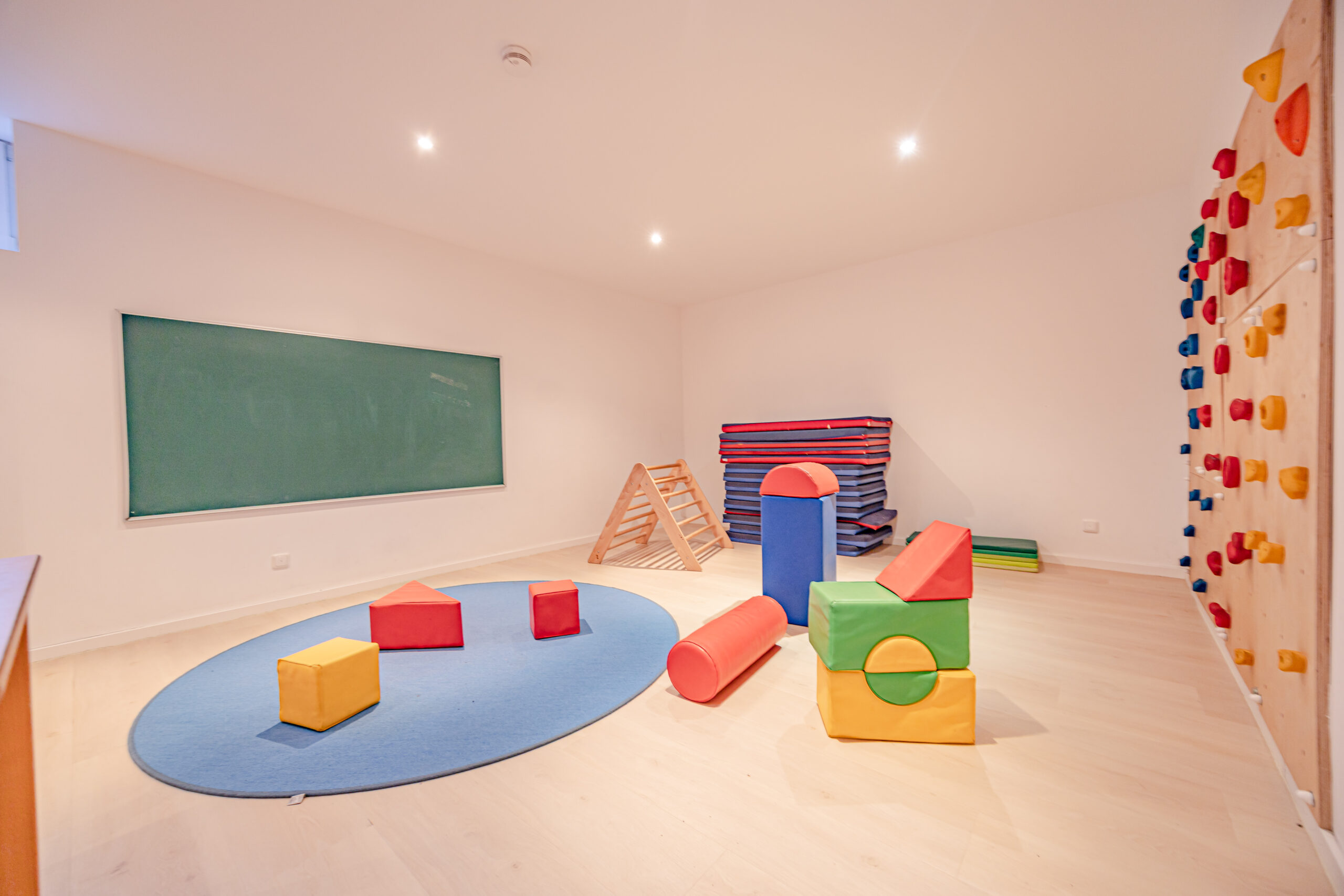 Turnhalle im Kindergarten Solln bei Hänsel&Gretel.