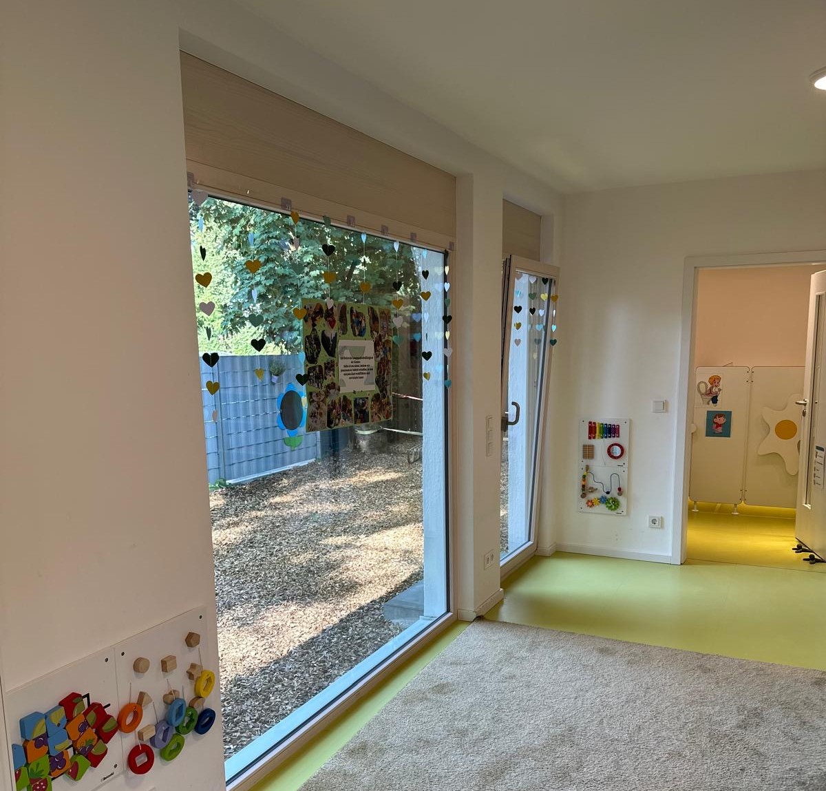 Blick nach außen aus der Kinderkrippe in München Solln.